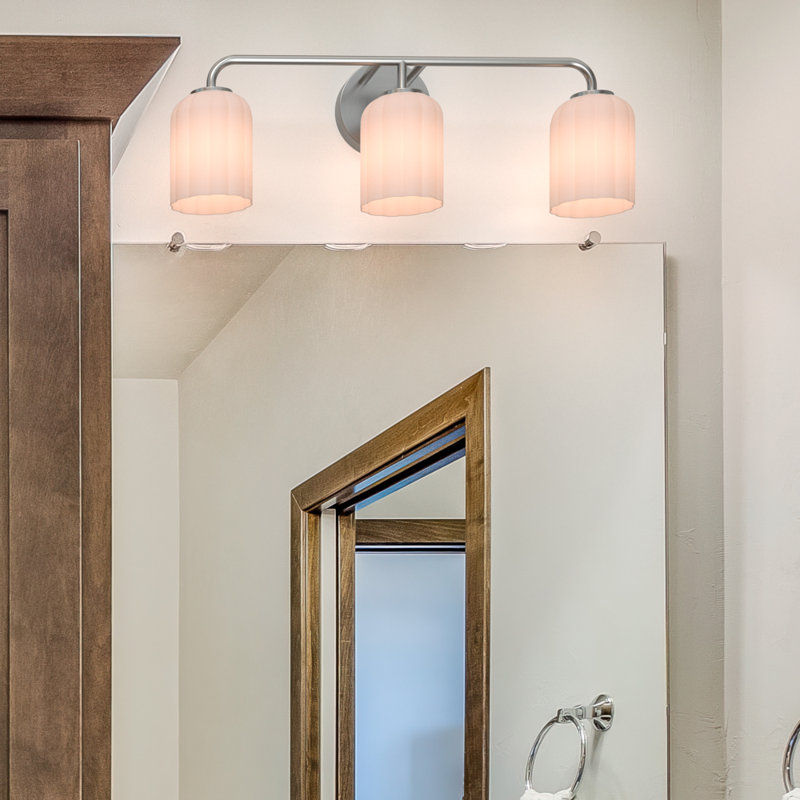 Éclairage pour salle de bain 3 lumières Parkmont Plug & Play de style transitionnel et moderne - 8,75 po de hauteur et 24 po de largeur