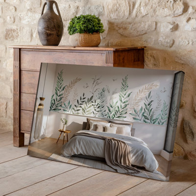 Toile, une chambre à coucher sereine avec une grande murale de délicates feuilles vertes et d'illustrations botaniques douces créant une toile