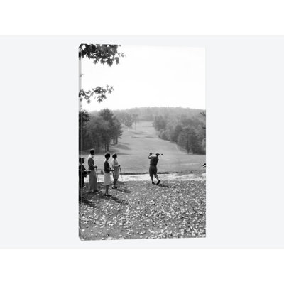 «1920s-1930s Group of Golfers Teeing off 2 Men 2 Women and 2 Caddies at the Country Club Pittsfield Berkshires Ma», reproduction de photo sur toile tendue