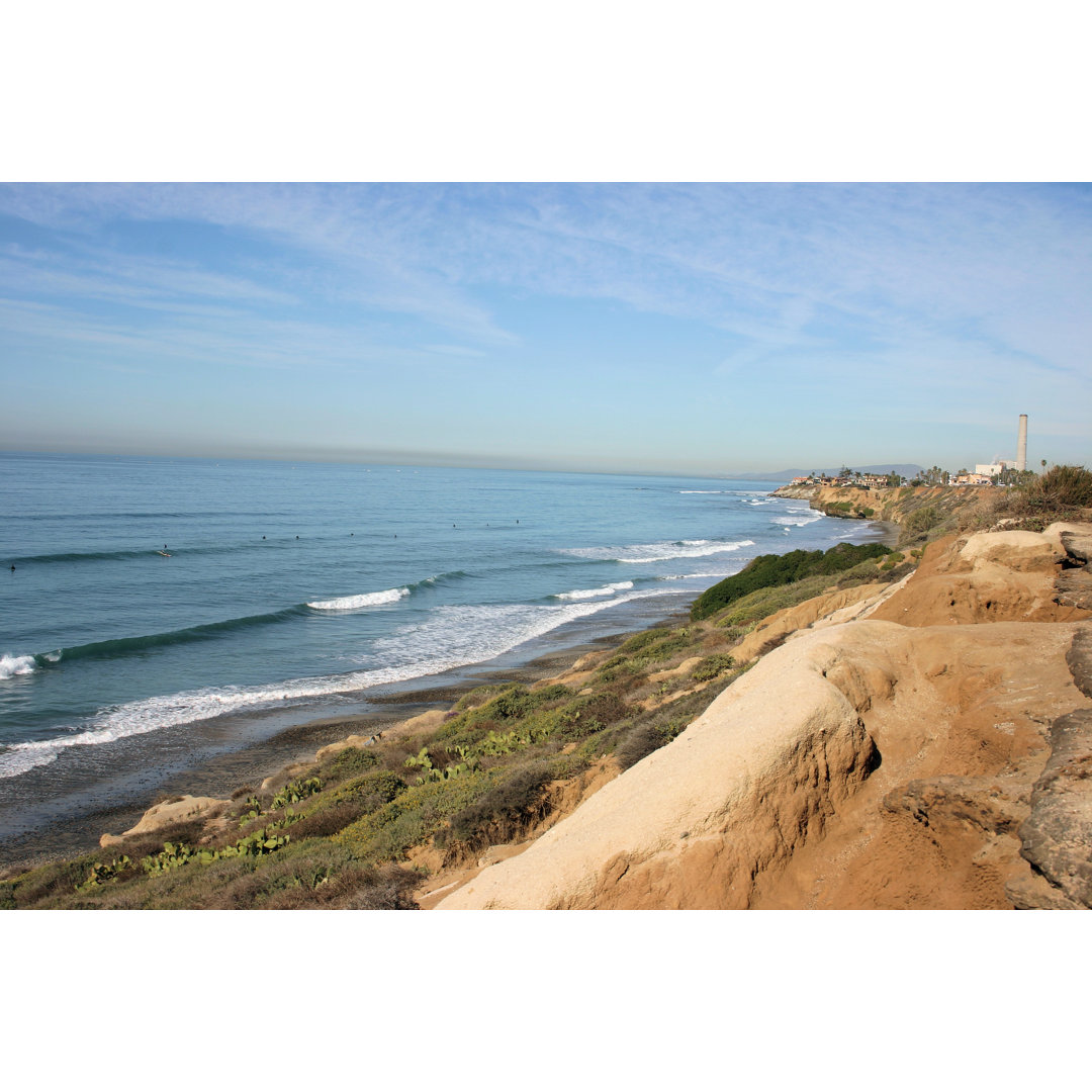 Waves Hitting The Shoreline On A Sunny Day von BehindTheLens - No Frame Kunstdrucke auf Leinwand