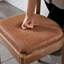 Tabouret de bar bas de 27 po de hauteur Mid-Century, rembourré avec des pieds et un repose-pieds en bois massif
