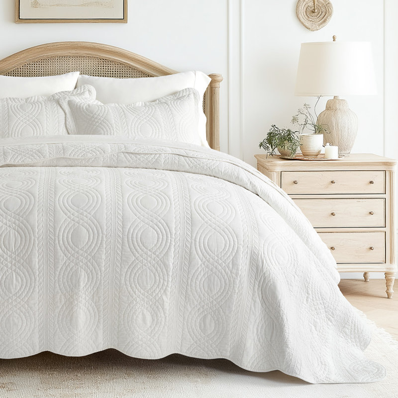 Scallop Edge 100% Cotton Quilt Set, Queen Quilt + 2 Queen Shams, Bright White
