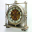 Horloge murale avec de vrais engrenages en mouvement