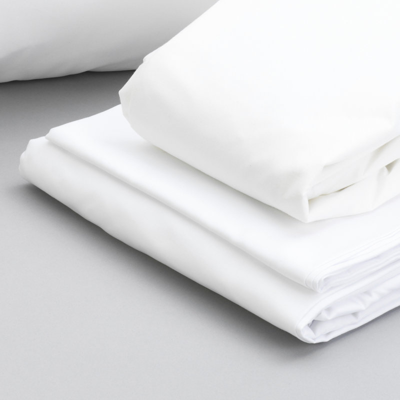 Literie pour très grand lit Essentials - 2 oreillers, drap, housse de protection pour matelas. Draps doux, protège les déversements, les punaises de lit, etc. Double couture. Oreillers liquides blancs en microfibre avec housses à fermeture éclair.