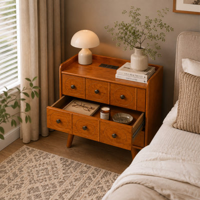 Table d'appoint en bois naturel à 3 tiroirs avec station de chargement USB intégrée, pieds en bois massif, idéale pour la chambre ou le salon.