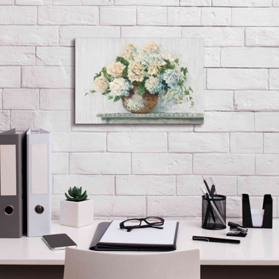 «Aapo White Hydrangea Cottage» par Carol Rowan, reproduction sur toile tendue
