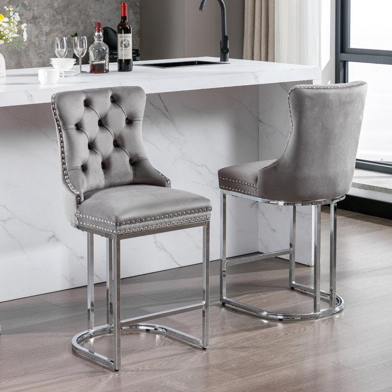 26 tabourets de bar de 26 po de hauteur, en velours gris, dossier à boutons et garniture de rivets, base en métal pour bar à domicile et salle à manger
