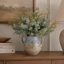 Eucalyptus dans un vase décoratif en céramique