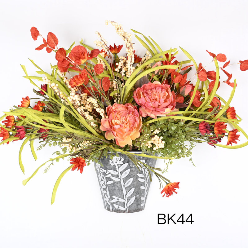 Fleurs de pivoines dans un vase, arrangement de fleurs artificielles avec vase en métal