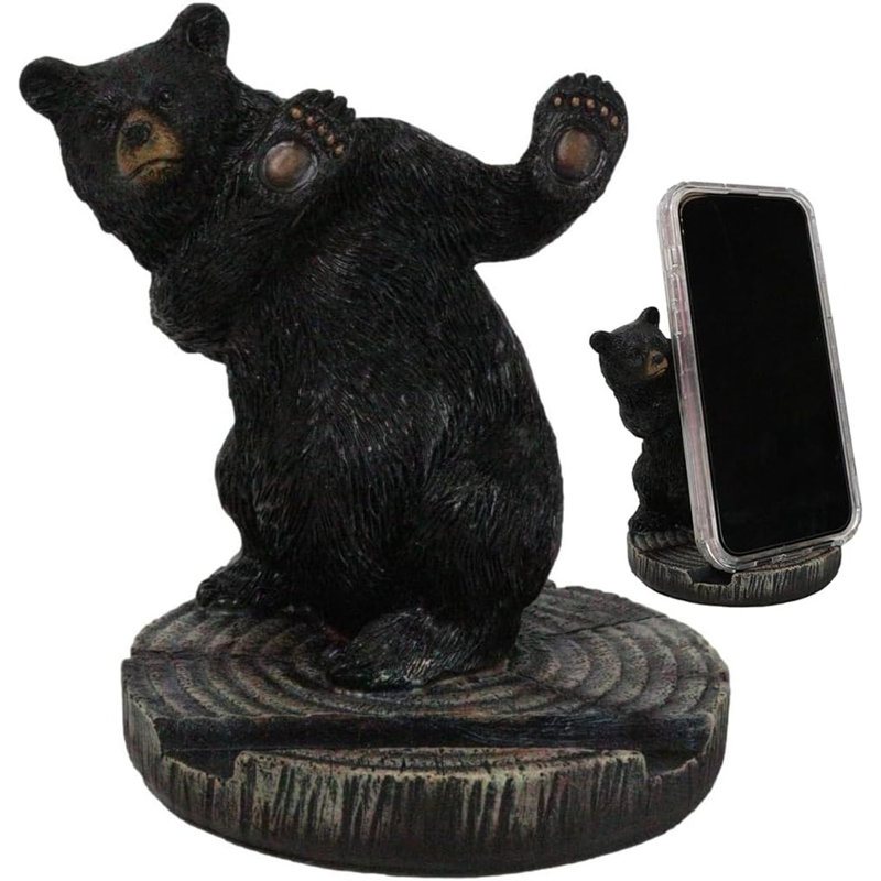 Figurine rustique à cache-cache ours noir sur un arbre
