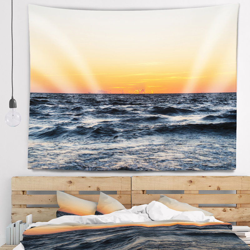 Tapisserie «Seashore Red Dramatic» sur une plage, H 32 po x l 39 po