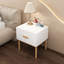 Table de chevet blanche moderne avec un tiroir et grain de bois naturel, pour les solutions de rangement dans la chambre à coucher