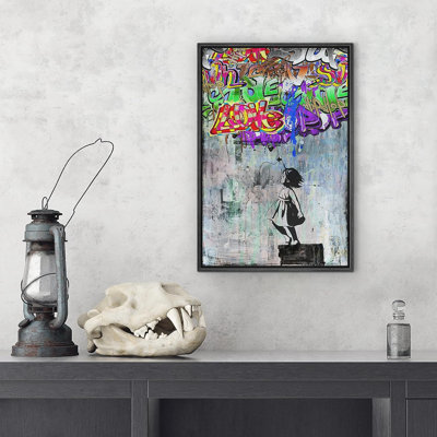 Petite fille étiquetant Banksy sur toile