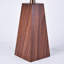 Petite lampe de table pyramidale en noyer de 21 po Naliya