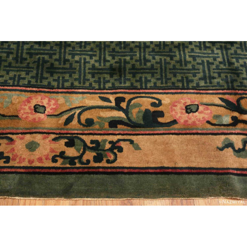 Tapis chinois surdimensionné sur fond vert antique