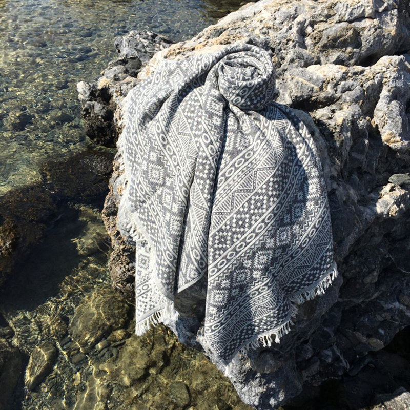 Serviette de plage de luxe Fouta, 100% coton, 35,4 po x 67,0 po | Hautement absorbant, doux et durable | Élégant motif de tapis noir et beige, 7,6 oz / m² | Lavable à la machine, parfait pour la plage, le spa et la maison