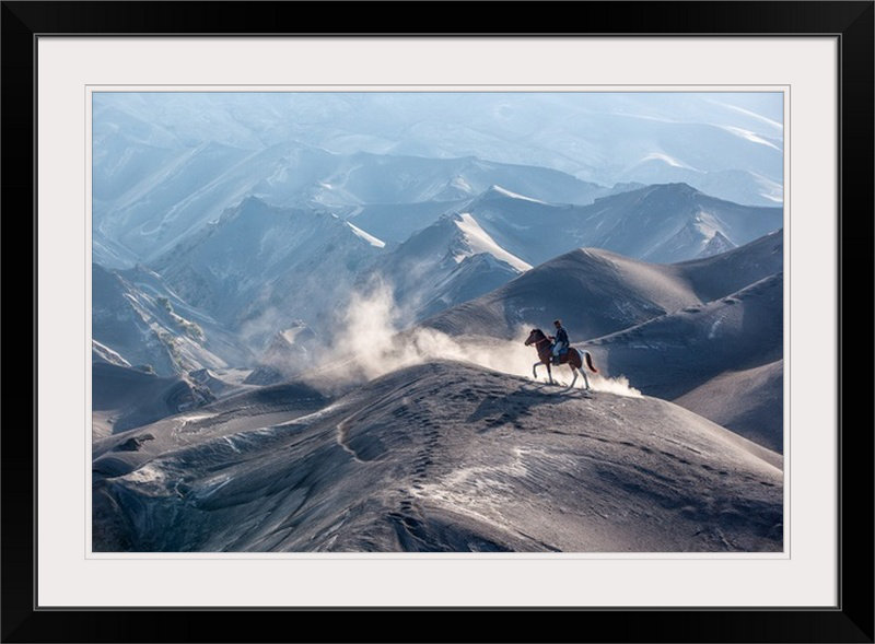 «Straub Where Do You Go» par Ronni Santoso - reproduction de photo, H 28 po x l 38 po x P 1 po, Cadre noir