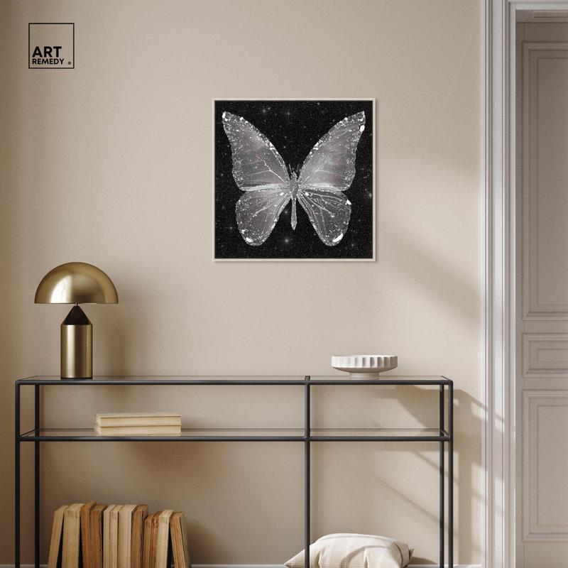 «Sparkling Silver Butterfly» par Art Remedy, Encadrement argenté, H 21 po x l 21 po x P 2 po