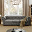 Canapé Chesterfield capitonné à 3 places avec accoudoirs à volutes avec garniture cloutée Chesterfield (88,5 po x 37 po x 28 po)