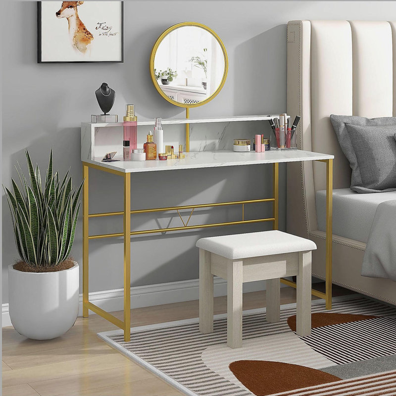 Bureau de maquillage avec miroir Modern, coiffeuse avec rangement ouvert, finition en faux marbre et structure en acier pour la chambre à coucher, blanc et doré