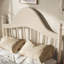 Lit plateforme avec tête de lit chic, structure en bois massif, support à lattes, pas de sommier tapissier, conception basse à terre-718216220-718216219