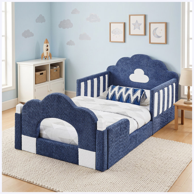 Lit double Cloud avec barrière de sécurité, cadre en bois massif, tissu bouclé, crème, Bleu ciel