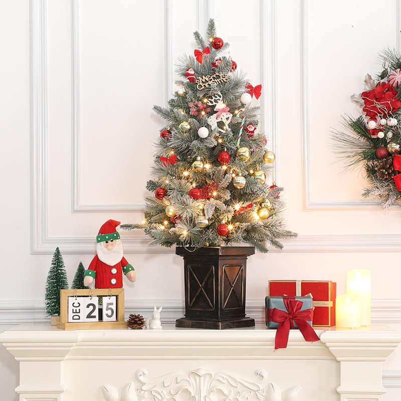 Arbre de Noël 4,5 pi, arbre de Noël pré-éclairé avec base en forme de X et baies rouges, 3'