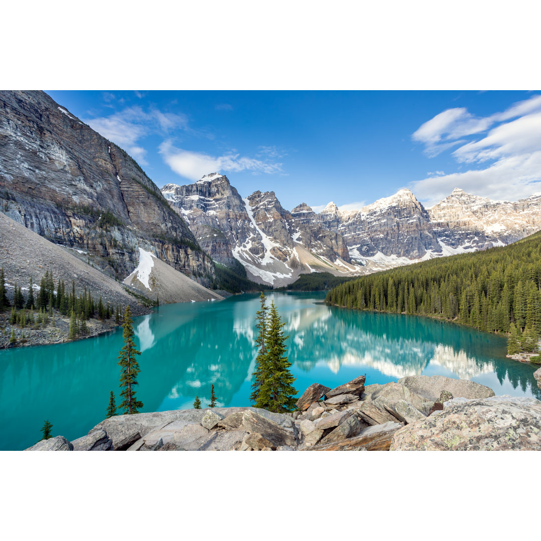 Moraine Lake At Sunrise von Onfokus - Druck ohne Rahmen auf Leinwand