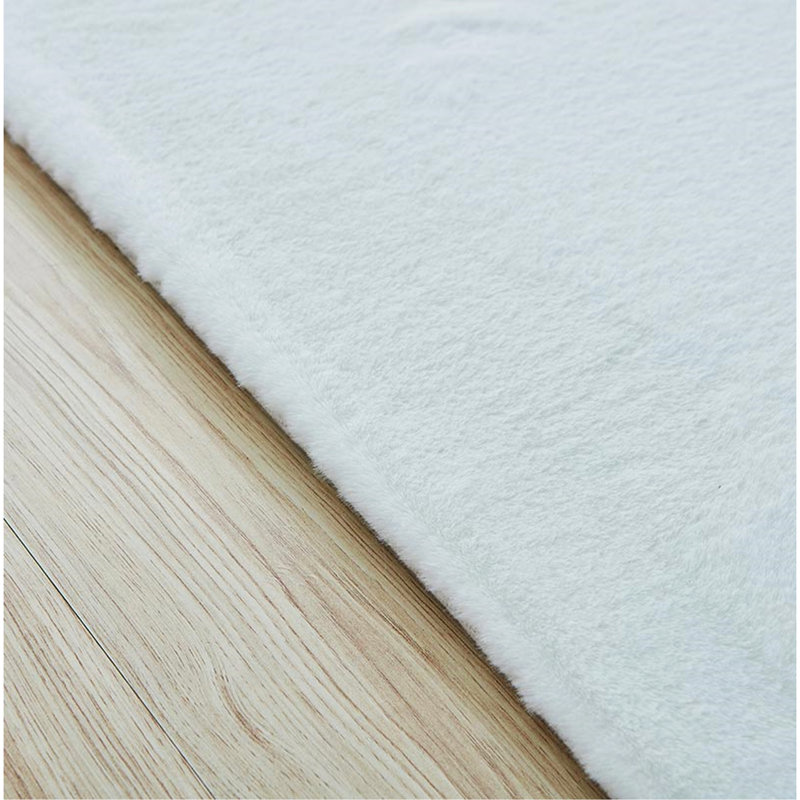 Tapis rectangulaire en fausse fourrure de luxe Lily Chinchilla