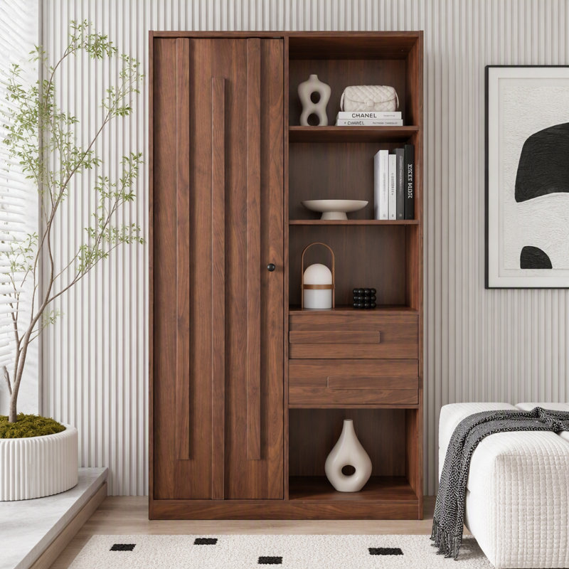 Grande armoire de rangement autoportante avec portes cannelées, tiroirs et tablettes ouvertes
