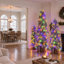 Ensemble de 3 sapins de Noël artificiels pré-illuminés et floqués – Sapins crayon artificiels de 90 cm / 135 cm / 180 cm avec 235 lumières DEL blanc chaud et multicolores, 11 modes d'éclairage et base en pot rustique en toile de jute – Décoration de Noël peu encombrante pour le salon, l'entrée et le porche