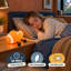Cette lampe de chevet en silicone souple, en forme de ballon de rugby, offre un éclairage nocturne rechargeable et à intensité variable avec minuterie, idéal pour la décoration des chambres d'enfants et peut également servir de cadeau d'anniversaire.