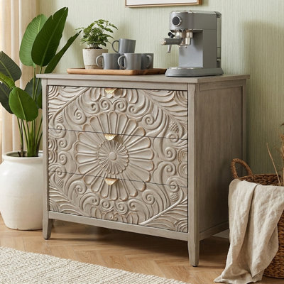 Armoire d'appoint 3 tiroirs avec panneaux de tiroirs en relief, finition grain de bois de style américain, poignée en métal et conception anti-basculement sécuritaire