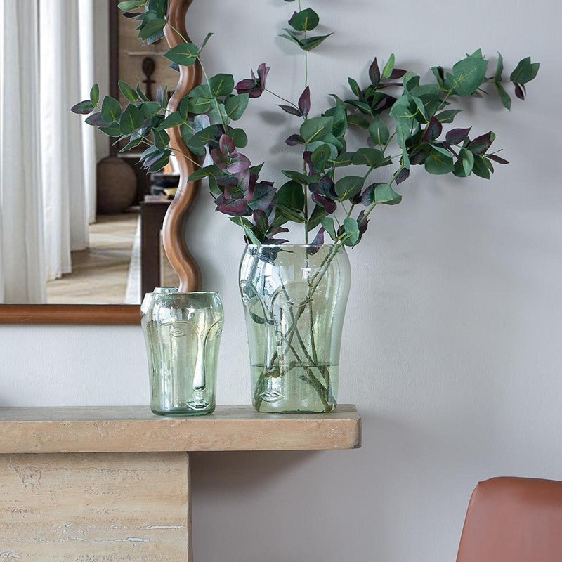 S / 2 vases décoratifs en verre vert avec motifs de visage
