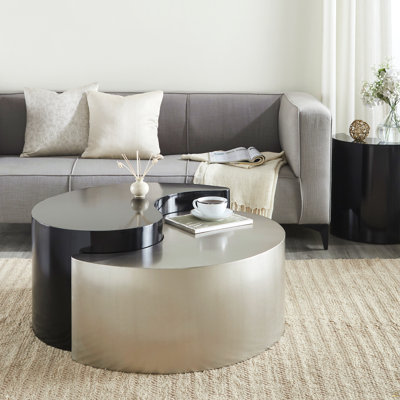 Table basse fabriquée avec un cadre en tôle de fer