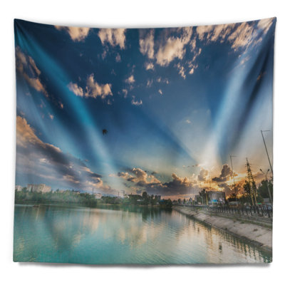 Tapisserie en polyester nuages par-dessus lake avec accessoires suspendus inclus