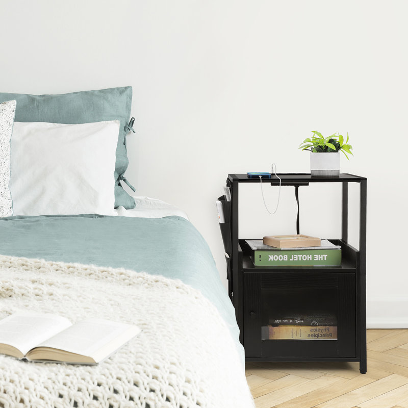 Table de chevet noire avec station de charge, table de chevet moderne avec armoire de porte, poche latérale et tablettes de rangement ouvertes pour la chambre à coucher, le salon