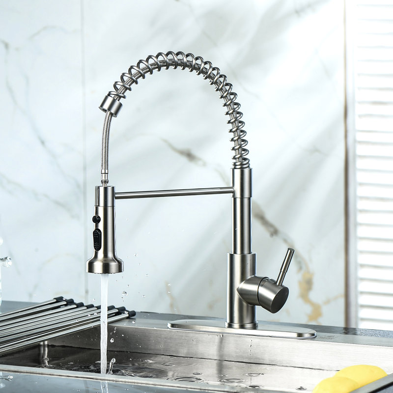 Robinet de cuisine en acier inoxydable de style nickel brossé. Tête de pulvérisation rétractable pour diverses opérations de nettoyage. Nettoyage complet du bec rotatif à 360 degrés. Installation simple avec