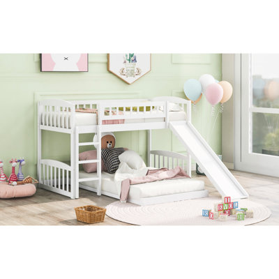 Lit simple au-dessus d'un lit superposé blanc avec glissade intégrée et installation latérale, construction en bois de pin massif, idéale pour les petites chambres à coucher, lignes grises, ensemble de lattes blanches, cadre réversible équipé