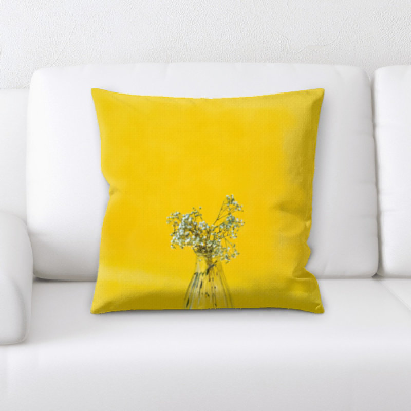 Plante avec coussin décoratif en arrière-plan