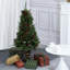 Grand sapin de 4 pi avec baies rouges réalistes et pommes de pin naturelles