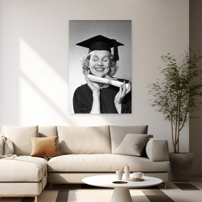 1950S, femme souriante, adolescente, yeux fermés, tenant un diplôme, portant une robe de bal, art mural rétro rétro