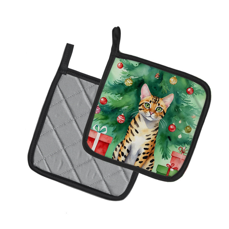 Chat Bengal près de l'arbre de Noël, paire de poignées