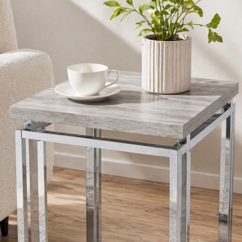 Charmante table de bout en chêne naturel avec finition chromée pour décors polyvalents