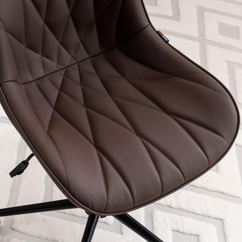Chaise de bureau ergonomique pivotante en cuir brun, avec un dossier incurvé avec réglage de la hauteur et des roulettes.
