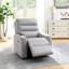 Fauteuil inclinable électrique moderne en similicuir gris pâle avec fonction releveur, inclinaison à 180°, télécommande et poche de rangement latérale