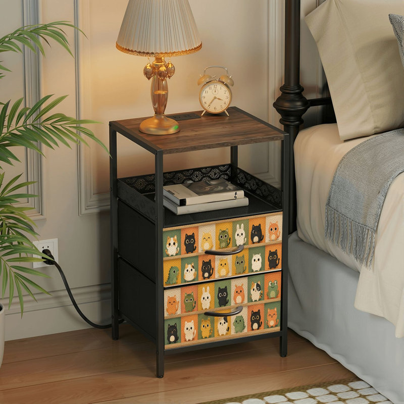 Table de chevet à 2 tiroirs avec station de recharge, ports USB, prises électriques et tablette de rangement ouverte. Motifs d'animaux mignons : chats, lapins, grenouilles, chats colorés. Idéale pour chambre, salon, dortoir, appartement ou petit espace.