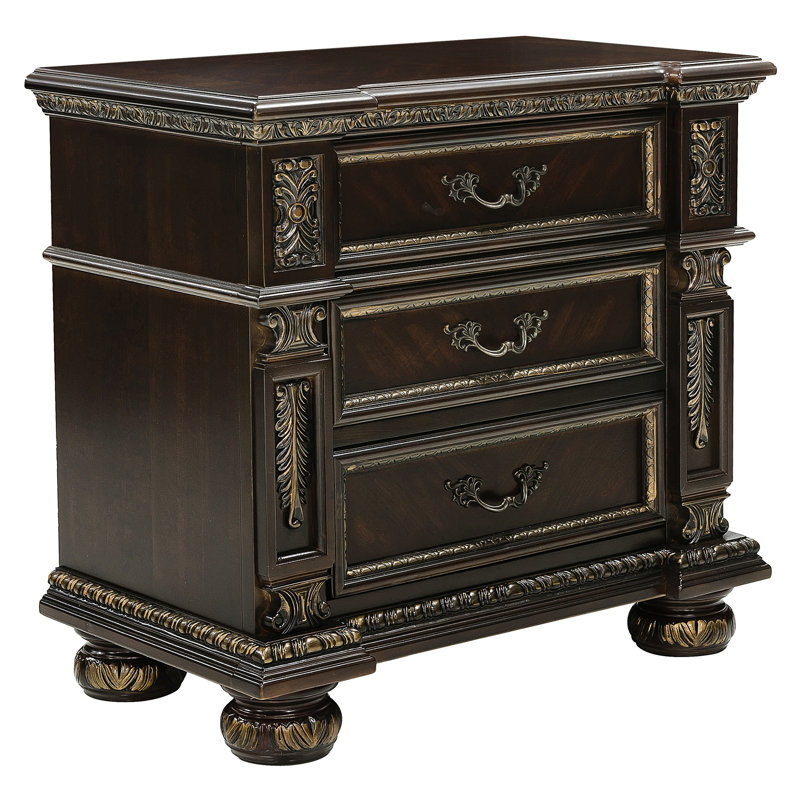 Table de chevet formelle en cerisier foncé avec 3 tiroirs et ornements décoratifs dorés