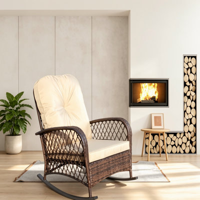 Chaise berçante d'extérieur en osier, chaise berçante de patio en rotin à large assise avec structure en acier, coussin beige épais résistant à la décoloration, dossier ergonomique haut courbé pour la cour de jardin, osier brun