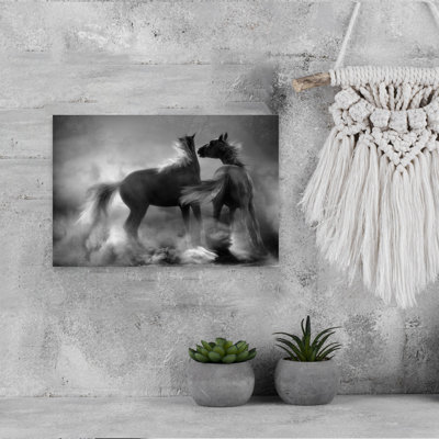 Chevaux sauvages dans la brume - Affiche murale contemporaine saisissante représentant des chevaux sauvages dans la nature